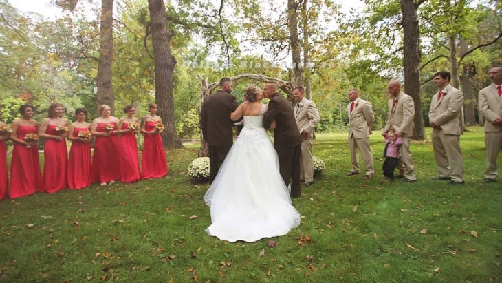 DAMAS Y ACOMPAÑANTES EN LA FOTO DE ENTREGA DE LA BODA