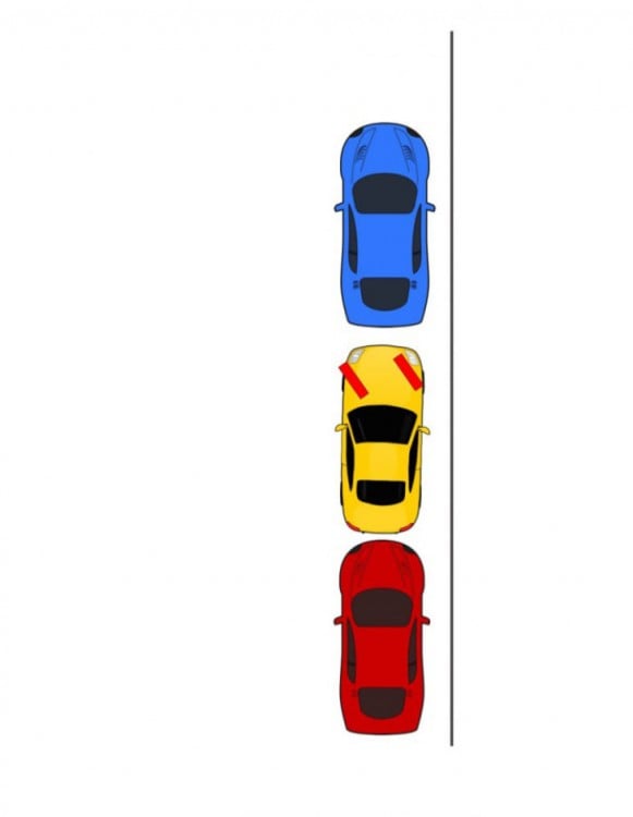 Imagen que muestra tres carros estacionados en una línea 