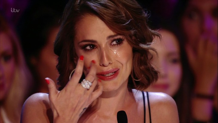 La juez de Factor X Fernández-Versini llorando tras la interpretación en la audición de Josh Daniel 