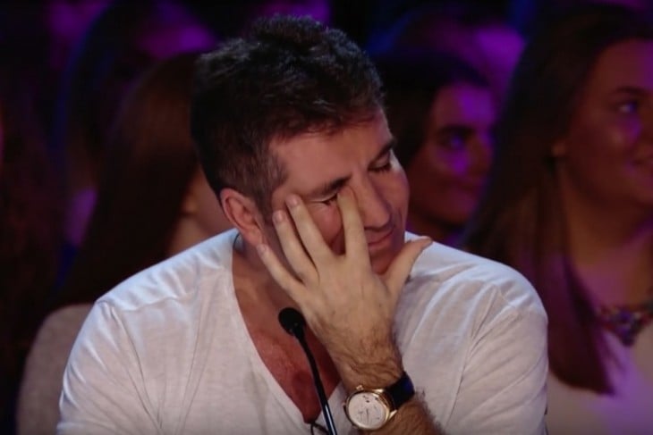 simon Cowell limpiando una lágrima de su ojo tras una audición en Factor X 
