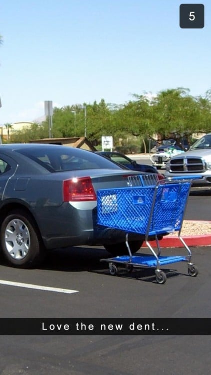 un carro de super estacionado justo detrás de un automóvil 