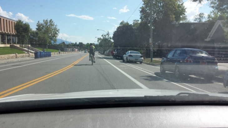 una persona en bicicleta transitando en medio de la calle 