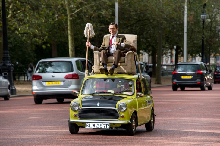 Rowan Atkinson en su personaje de Mr. Bean sobre su carro mini 1.000 por las calles de londres 