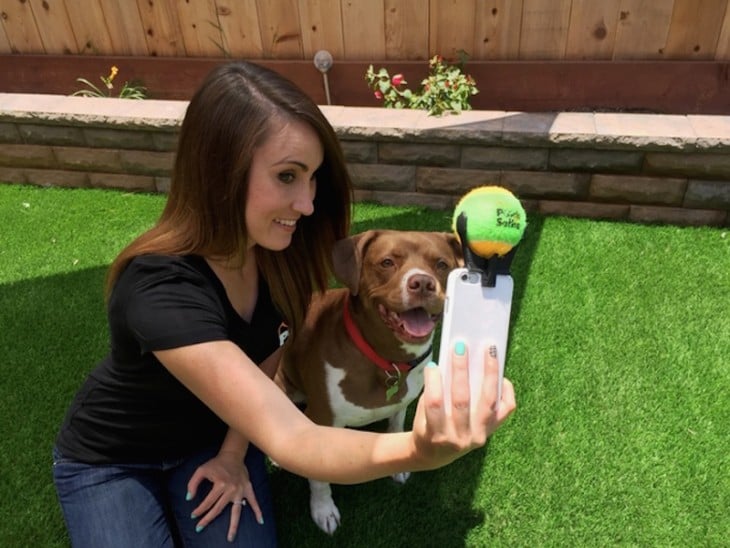 Chica tomándose una selfie con su perro utilizando el pooch selfie 