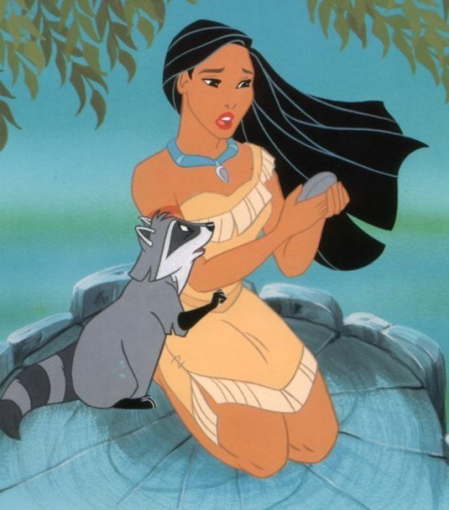 Personaje Pocahontas hincada sobre un tronco 