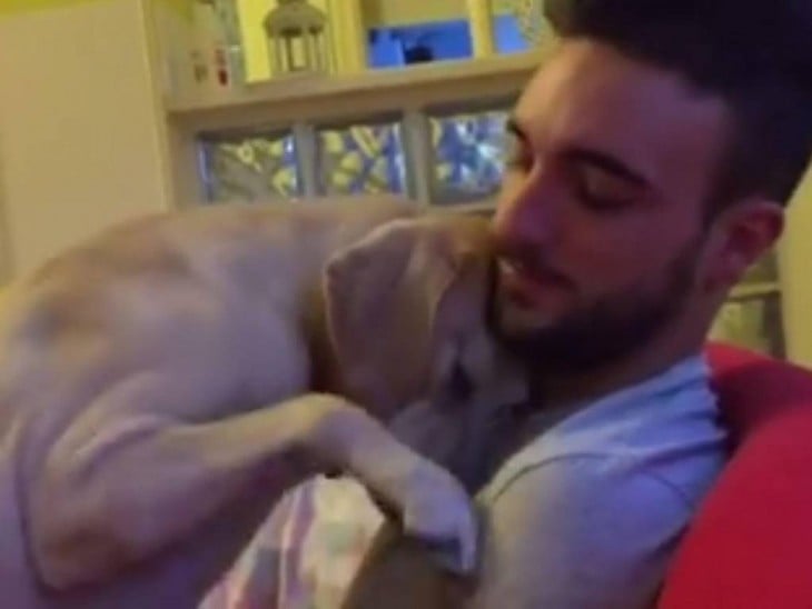 Anthony Federica Granai abrazando a su perro