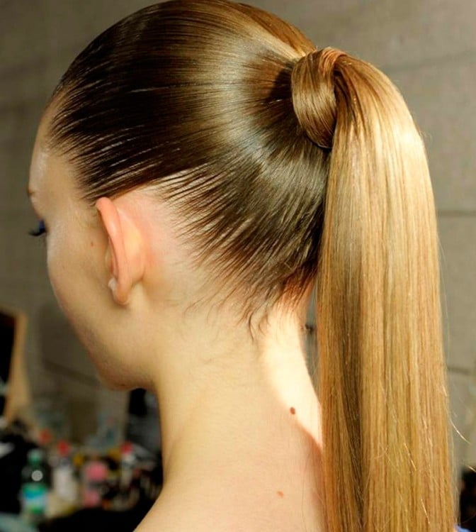 Cabeza de una chica con el cabello demasiado apretado 