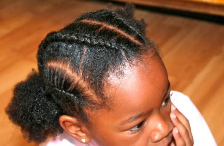 Cabeza de una niña africana con unas trenzas 