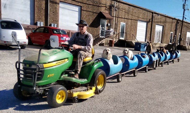 Fotografìa del hombre que creo un tren para perros en Texas 