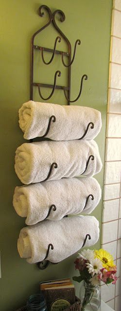 estante de botellas para organizar las toallas en el baño 