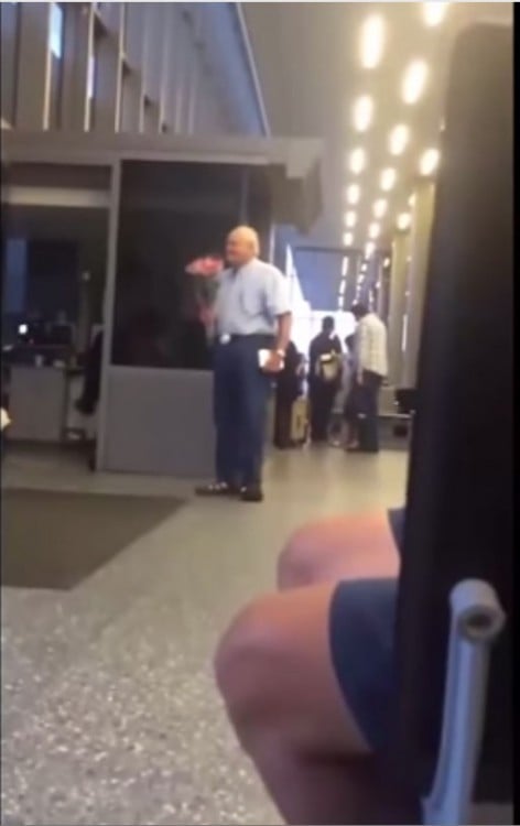 abuelito esperando a su amada esposa en el aeropuerto