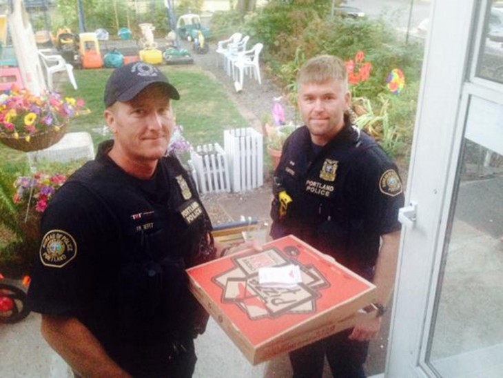 policias entregaron la pizza del repartidor