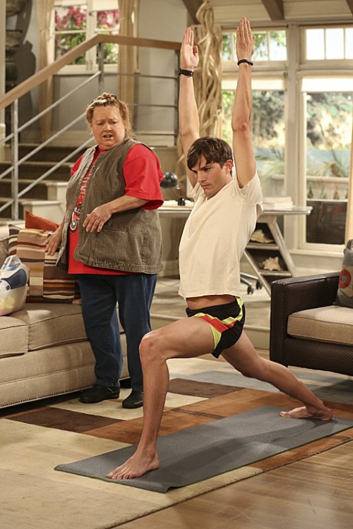 ashton kutcher haciendo yoga