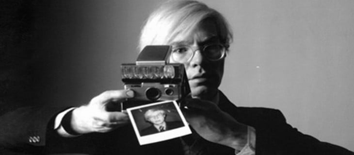 Andy Warhol tomandose una selfie