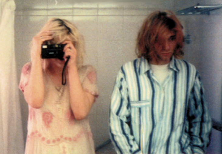 kurt kobain tomandose una selfie junto a su novia en el 94