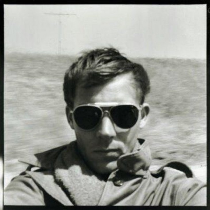 Hunter S thompson tomandose una selfie cuando se encontraba rumbo a tijuana