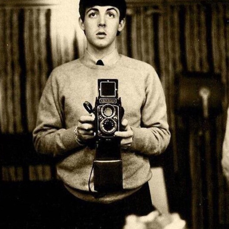 Paul mccartney tomandose unaselfie antes de que los betles fueran muy famosos