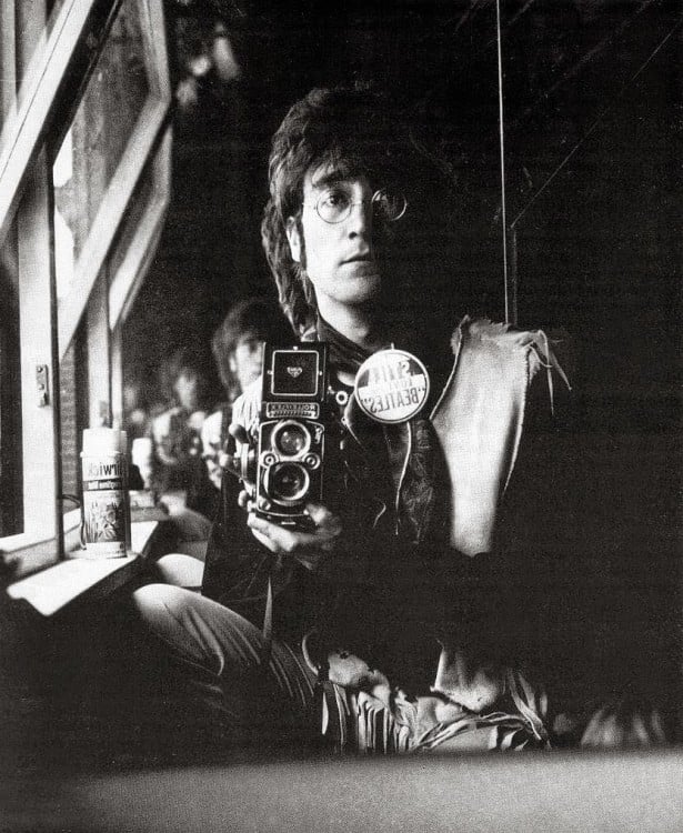 John lennon tomandose una selfie