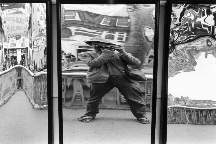 jhon ray jhon tomandose la selfie en un espejo de la feria distorsionado