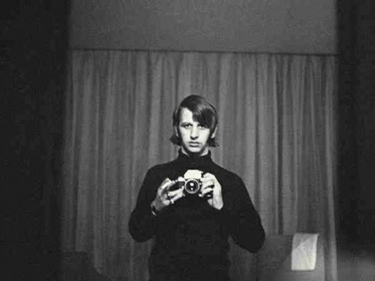 ringo starr vestido de negro tomandose una selfie al parecer en un hotel