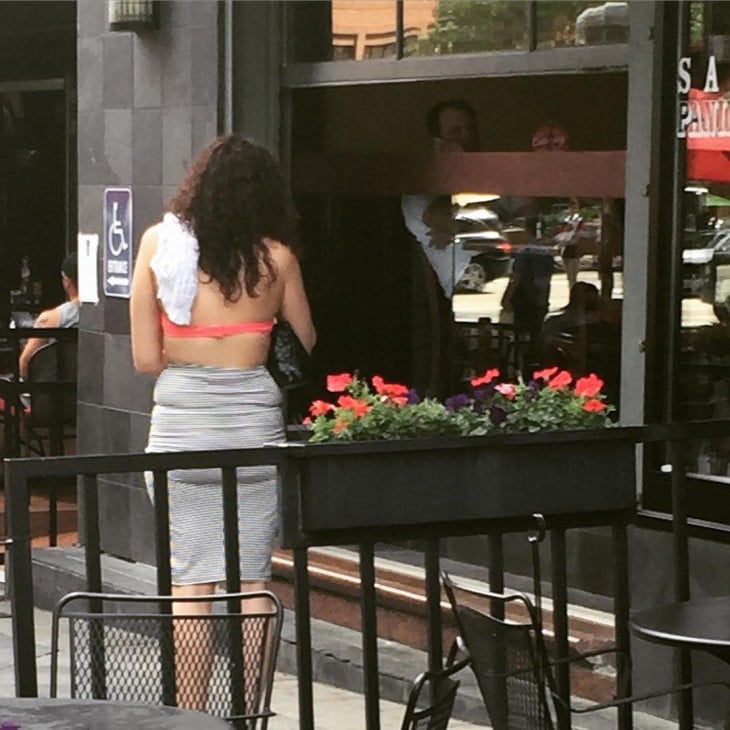 Mujer que se quito la ropa en un café internet