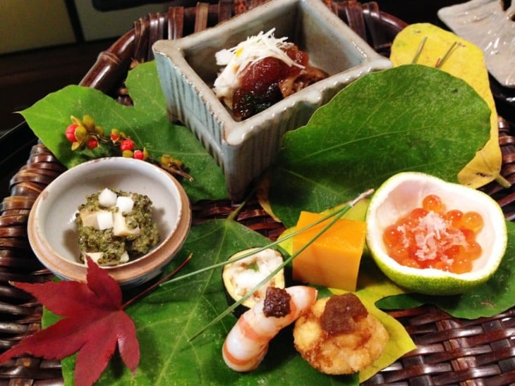 sushi servido con todo los condimientos en Kitcho Arashiyama Honten, Kioto, Japón