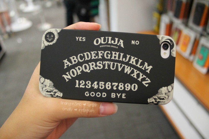 funda para celular en forma de ouija