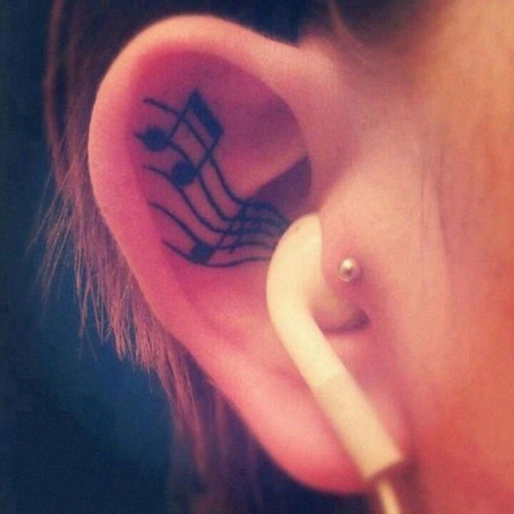 tatuaje en la oreja de un pentagrma