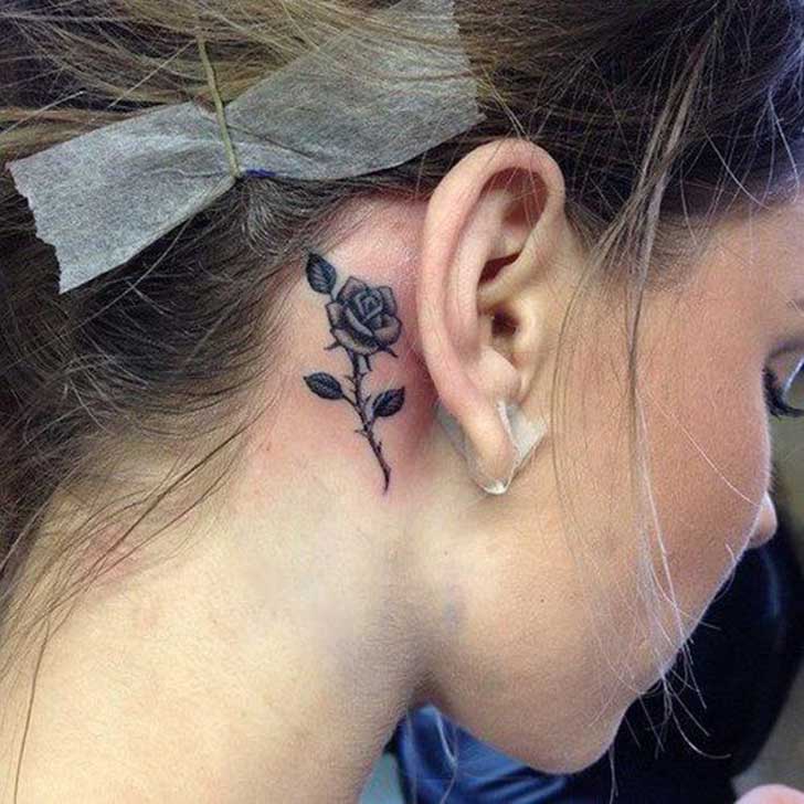 tatuaje detras de la oreja de una rosa