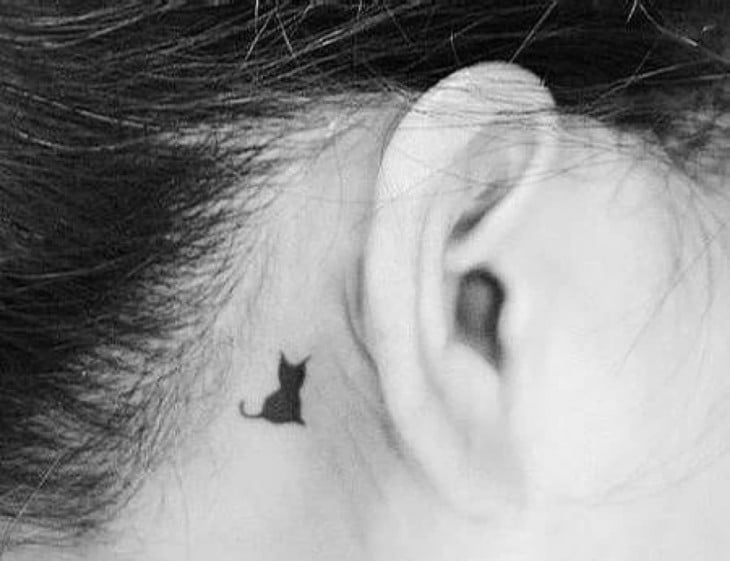 tatuaje detrás de la oreja de gato