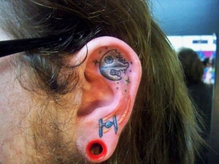 tatuaje en la oreja de la guerra de las galaxias