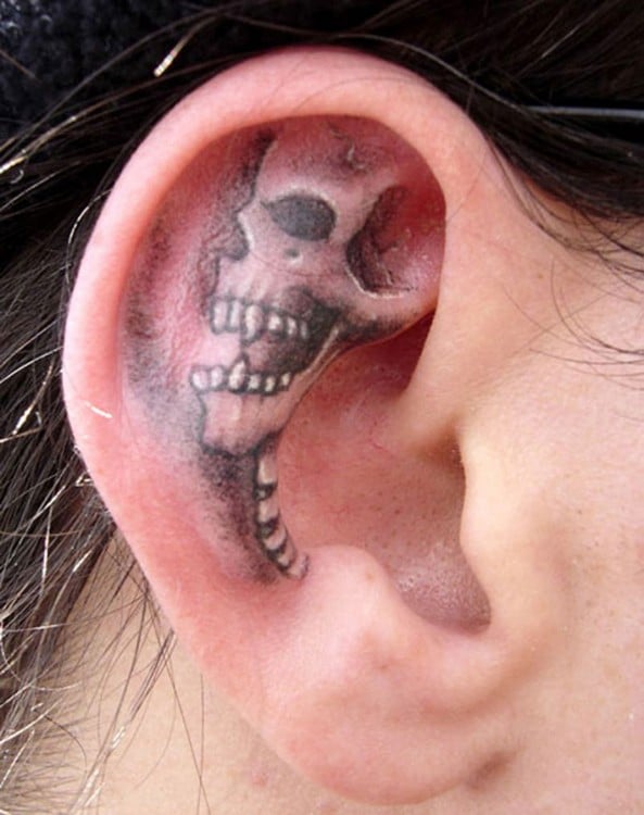 tatuaje de calavera en la oreja