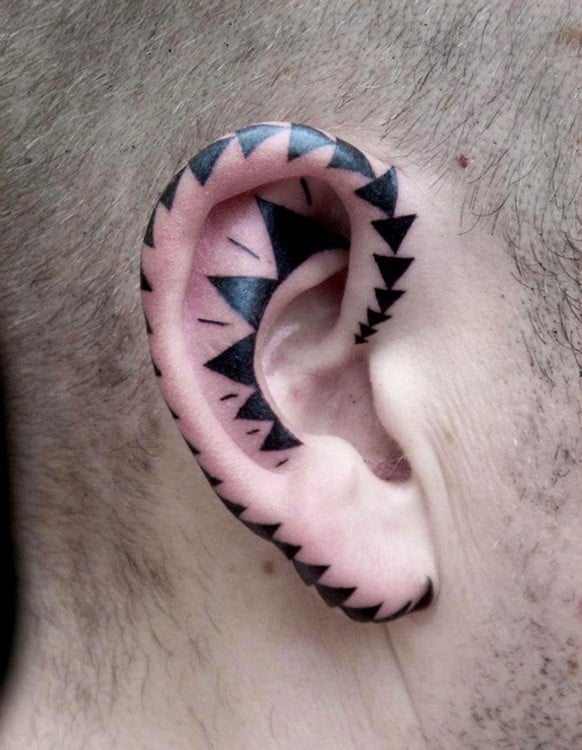 tatuaje tribal en la oreja