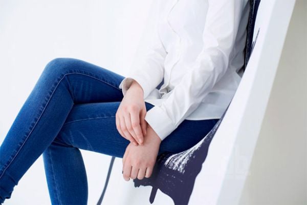 mueble de canvas siendo utilizao por una mujer delgada con blusa blanca y jeans azules