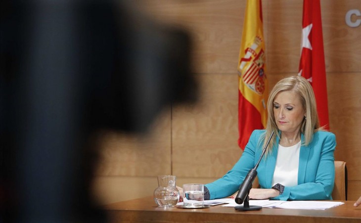 CRISTINA CIFUENTES FIRMANDO COMO PRESIDENTA DE LA COMUNIDAD EN EL PARTIDO POPULAR