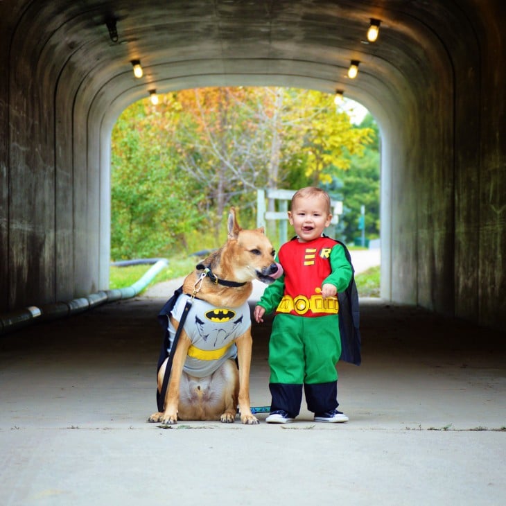 niño disfrazado de batman y robin