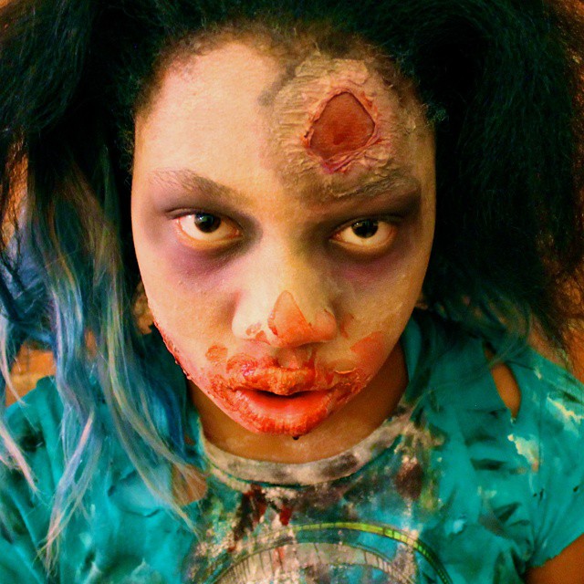 niña disfrazada de zombie con caracterización de maquillaje