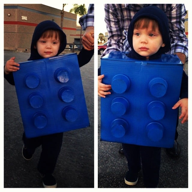 niño con una pieza de lego