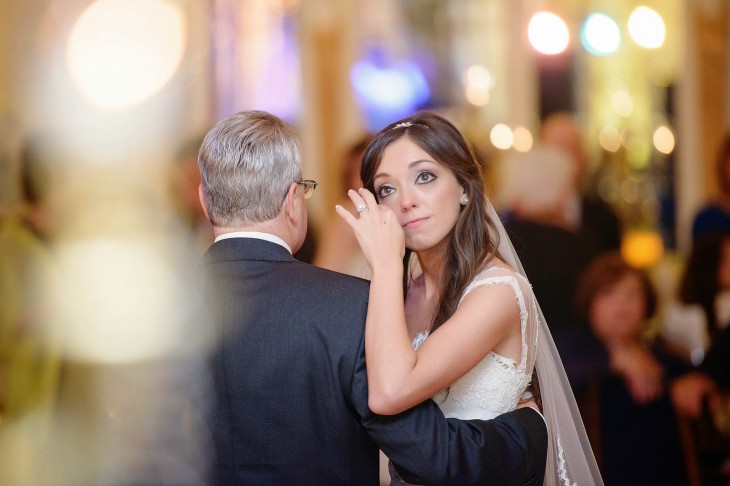 MUJER LLORANDO MIENTRAS BAILA CON SU PAPA