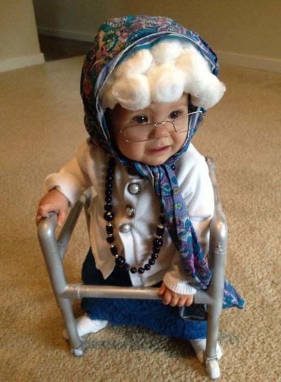 bebita disfrazada de abuelita