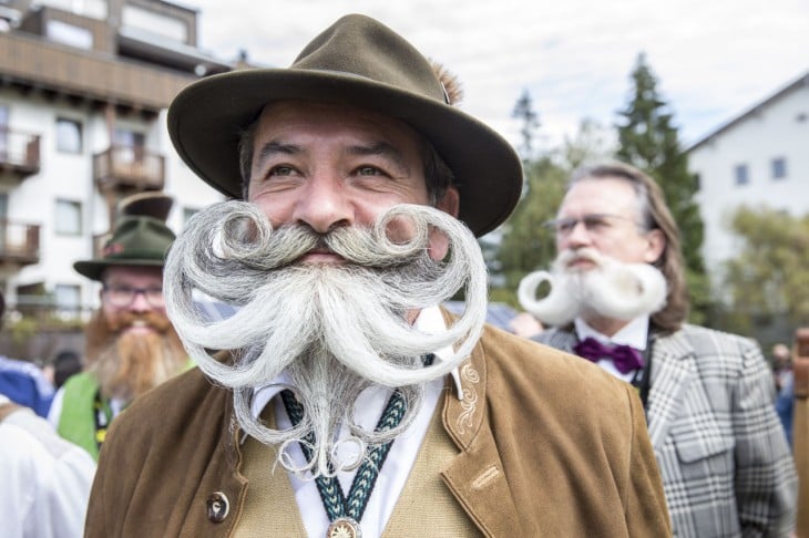 hombre vestido de café con un sombrero y una barba y bigote peinados 