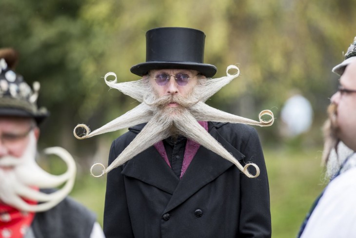 Foto de un hombre con grande barba en forma de estrella 