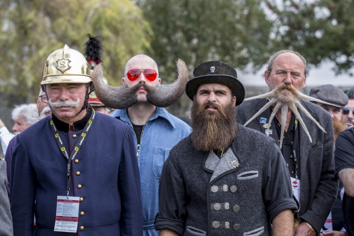 4 hombres participantes del Campeonato Mundial de Barbas y Bigotes 2015 