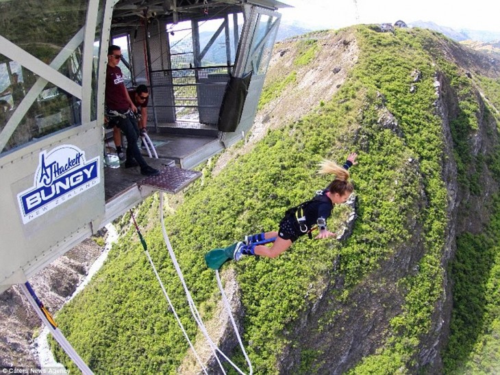 una chica aventándose del bungy 