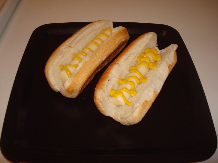 hot dogs de queso con mostaza 