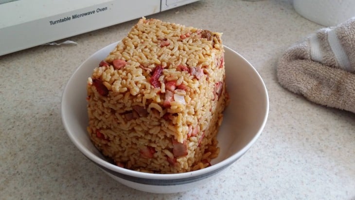 cubo de arroz con carne sobre un plato redondo