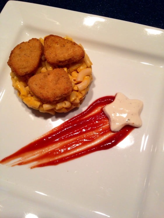 Nuggets de pollo sobre sopa de macarrones junto a una estrella de queso con catsup