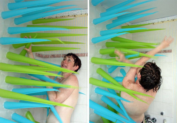 mujer en la ducha con una cortina llena de picos inflables 