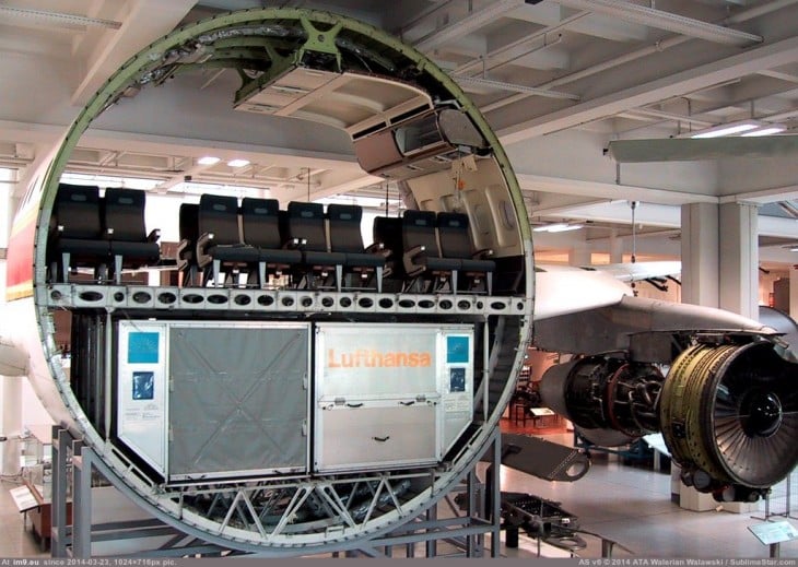 interior de un avión comercial cortado por la mitad 