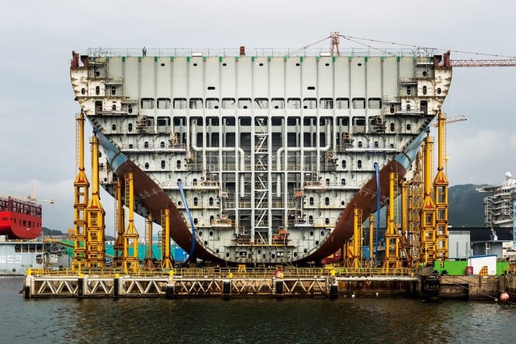 interior de la estructura de un Barco para transportar contenedores partido por la mitad 